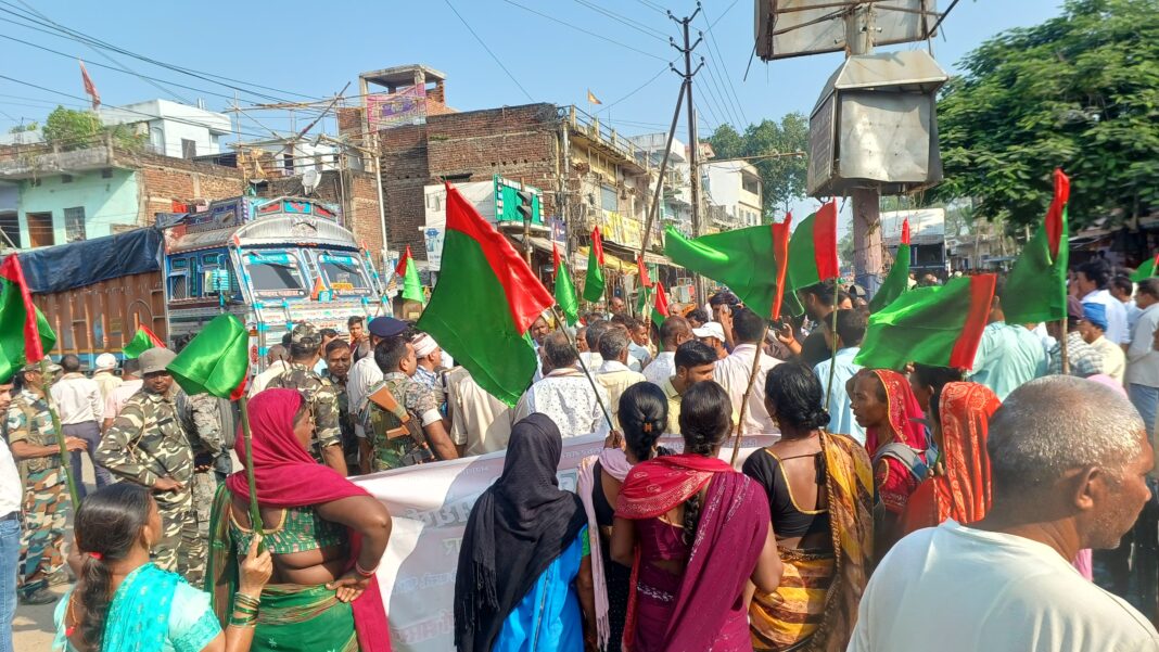 रेडमा चौक जाम करते आंदोलनकारी रेडमा चौक जाम करते आंदोलनकारी