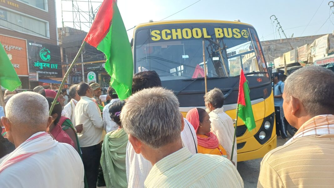 स्कूल बस रोकते आंदोलनकारी स्कूल बस रोकते आंदोलनकारी