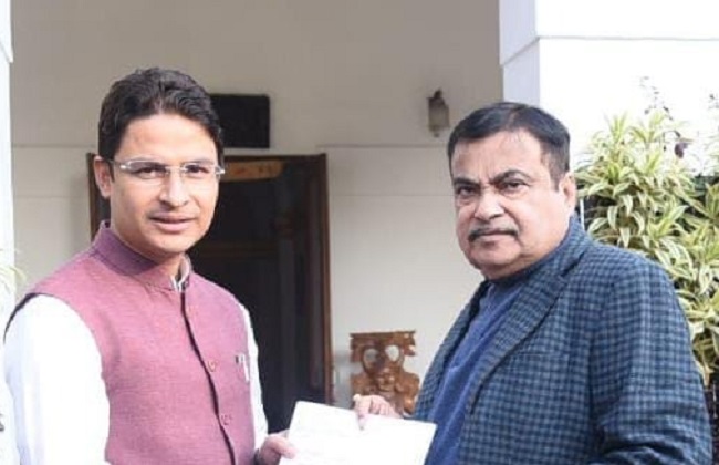 राजमार्ग मंत्री नितिन गडकरी के साथ सांसद राजू बिष्ट केंद्रीय सड़क परिवहन- फाइल फोटो राजमार्ग मंत्री नितिन गडकरी के साथ सांसद राजू बिष्ट केंद्रीय सड़क परिवहन- फाइल फोटो