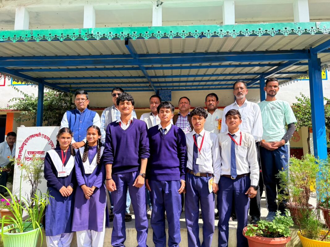फोटो-30एनटीएच07 जौनपुर ब्लॉक के जीआईसी पुजार गांव में छात्र परिषद के पदाधिकारी।