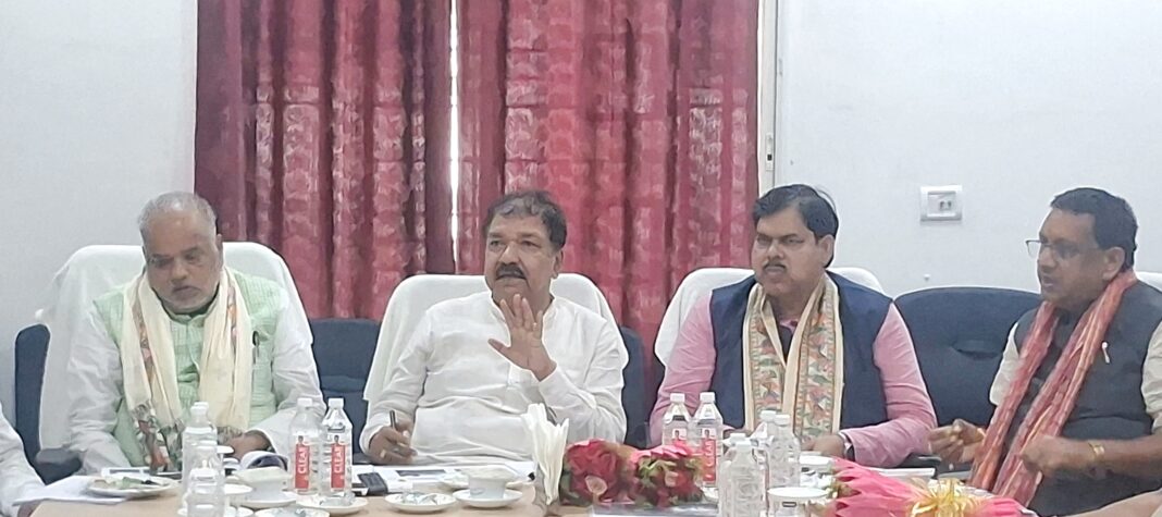 बैठक करते हुए जायसवाल