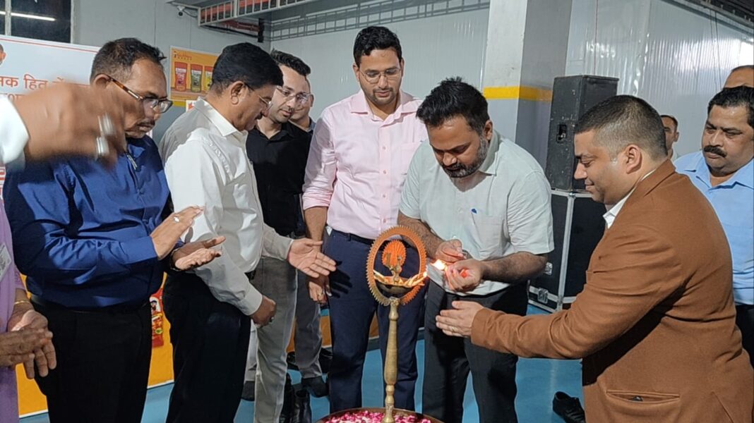 दीप प्रज्वलित कर कार्यक्रम की शुरुआत करते हुए दीप प्रज्वलित कर कार्यक्रम की शुरुआत करते हुए