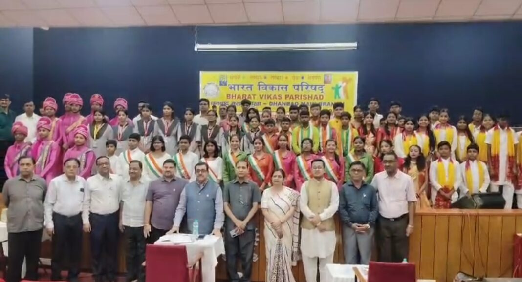 कार्यक्रम के दौरान का ग्रुप तस्वीर