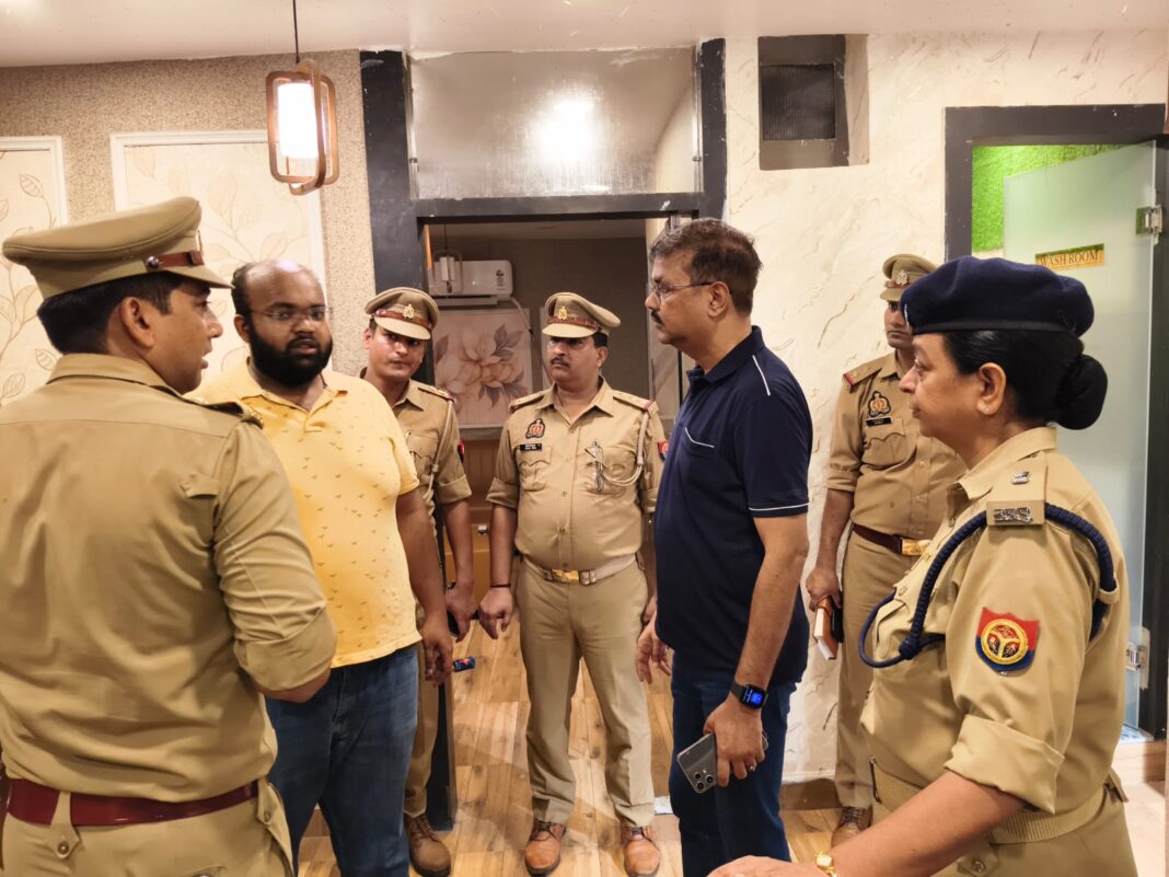 हुक्का बार में चेकिंग करती पुलिस हुक्का बार में चेकिंग करती पुलिस