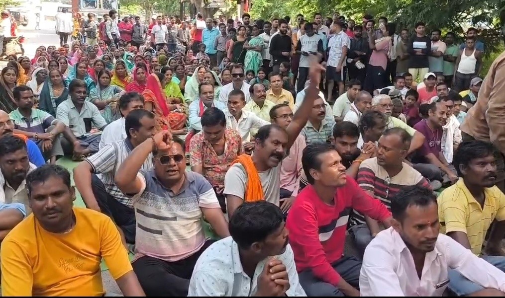 बैठक में हंगामा हुआ। बैठक में हंगामा हुआ।