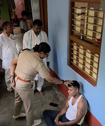 पीड़ित परिवार से मिलते एसपी और विधायक शीतल कपाट पीड़ित परिवार से मिलते एसपी और विधायक शीतल कपाट