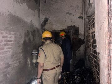 फैक्ट्री में आग बुझाते हुए दमकल कर्मियों की फोटो फैक्ट्री में आग बुझाते हुए दमकल कर्मियों की फोटो