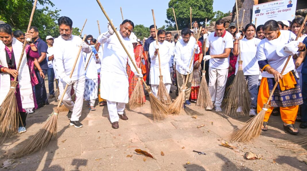 ‘एक दिन, एक घंटा, एक साथ’ स्वच्छता अभियान में शामिल हुए मुख्यमंत्री माझी