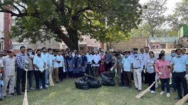 स्वच्छता अभियान के दौरान लोग मौजूद।