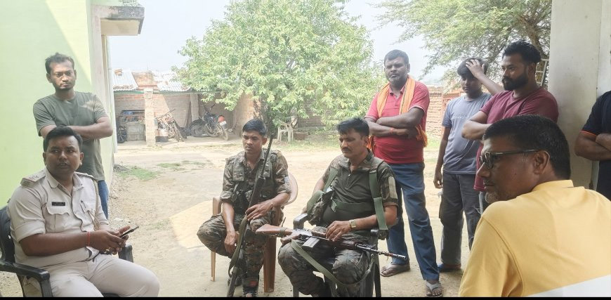 घटना की जानकारी लेती पुलिस घटना की जानकारी लेती पुलिस