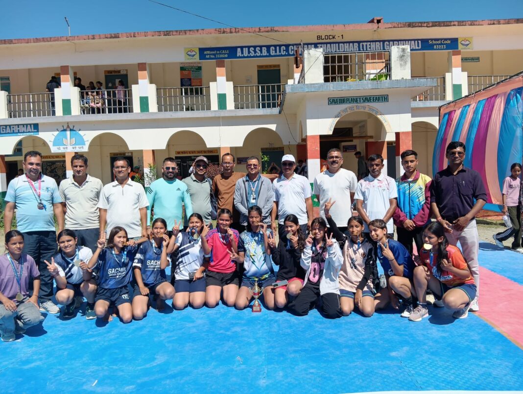 फोटो-01एनटीएच06 थौलधार के जीआईसी छाम में खो-खो की विजेता टीम। फोटो-01एनटीएच06 थौलधार के जीआईसी छाम में खो-खो की विजेता टीम।