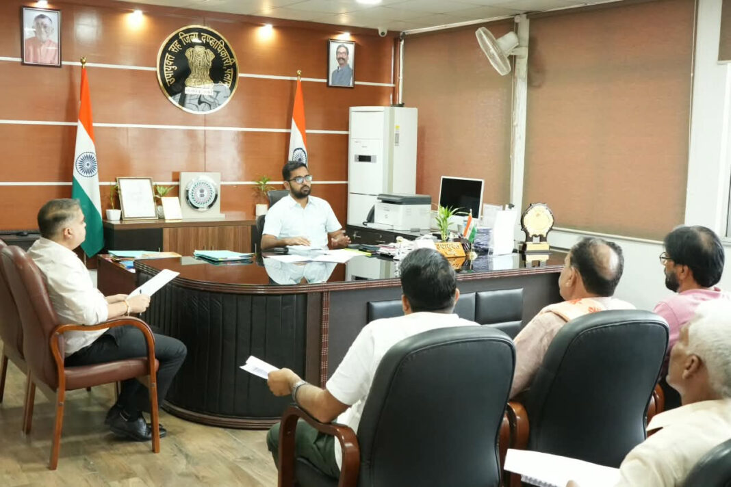 बैठक करते जिला निर्वाचन पदाधिकारी दिलीप प्रताप सिंह शेखावत बैठक करते जिला निर्वाचन पदाधिकारी दिलीप प्रताप सिंह शेखावत
