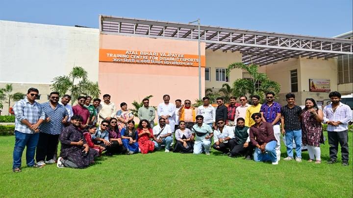 ग्वालियर में उड़ीसा के इन्फ्लुएंसर दल की विकास की परियोजनाओं के अवलोकन के दौरान ली गई सामूहिक तस्वीर ग्वालियर में उड़ीसा के इन्फ्लुएंसर दल की विकास की परियोजनाओं के अवलोकन के दौरान ली गई सामूहिक तस्वीर