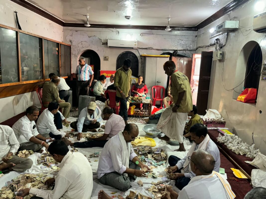 दानपात्रों में जमा धनराशि की गणना करते राजस्वकर्मी। दानपात्रों में जमा धनराशि की गणना करते राजस्वकर्मी।