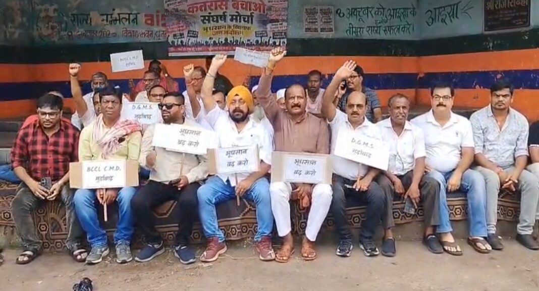 रणधीर वर्मा चौक पर आंदोलन करते कतरास वासी रणधीर वर्मा चौक पर आंदोलन करते कतरास वासी