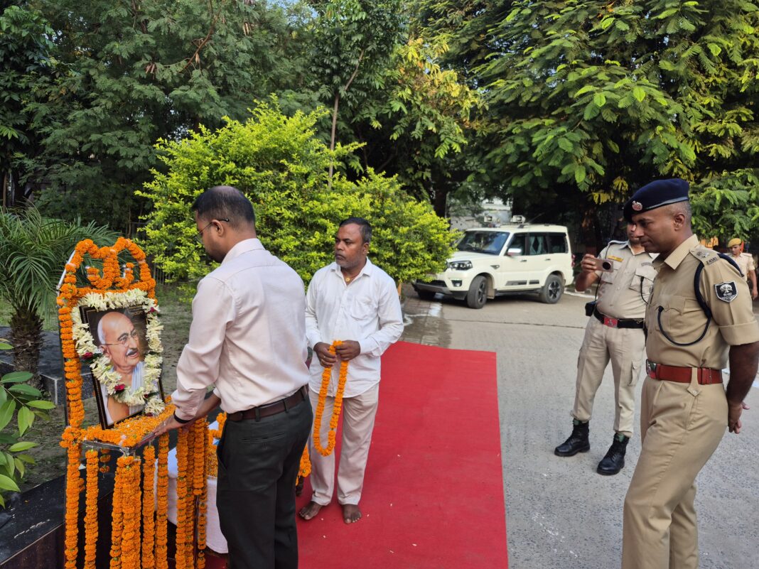 सारण समाहरणालय में जिलाधिकारी और एसएसपी ने महात्मा गांधी के चित्र पर किया माल्यार्पण सारण समाहरणालय में जिलाधिकारी और एसएसपी ने महात्मा गांधी के चित्र पर किया माल्यार्पण