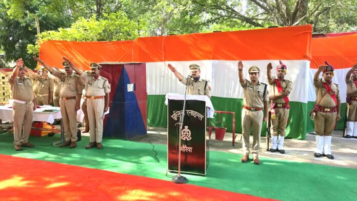 फोटो। पुलिस अधीक्षक अभिषेक भारती गांधी जयंती पर लाइन में शपथ दिलाते हुए