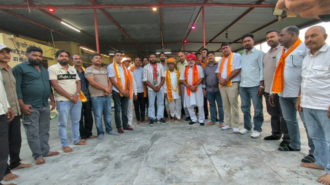 निष्ठा का अनोखा संकल्प:पार्षद की जीत के बाद भाजपा बूथ अध्यक्ष ने पहने जूते निष्ठा का अनोखा संकल्प:पार्षद की जीत के बाद भाजपा बूथ अध्यक्ष ने पहने जूते