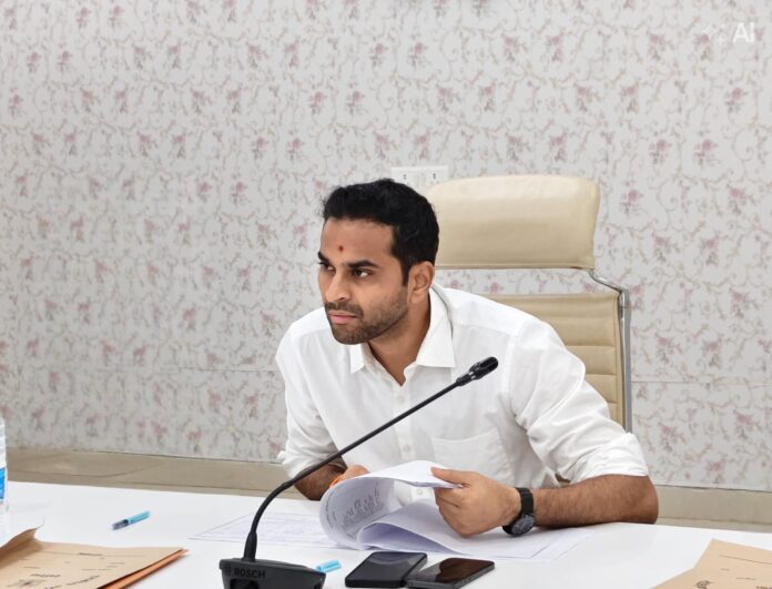 जिलाधिकारी फोटो जिलाधिकारी फोटो