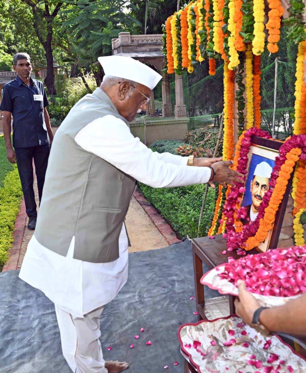 राज्यपाल बागडे ने बापू की प्रतिमा और शास्त्री जी की छवि पर माल्यार्पण कर की श्रद्धा निवेदित राज्यपाल बागडे ने बापू की प्रतिमा और शास्त्री जी की छवि पर माल्यार्पण कर की श्रद्धा निवेदित