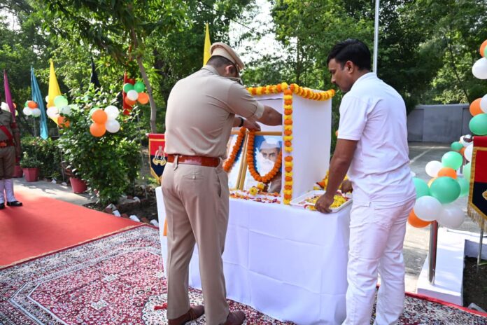 पुष्पांजलि करते हुए एसपी