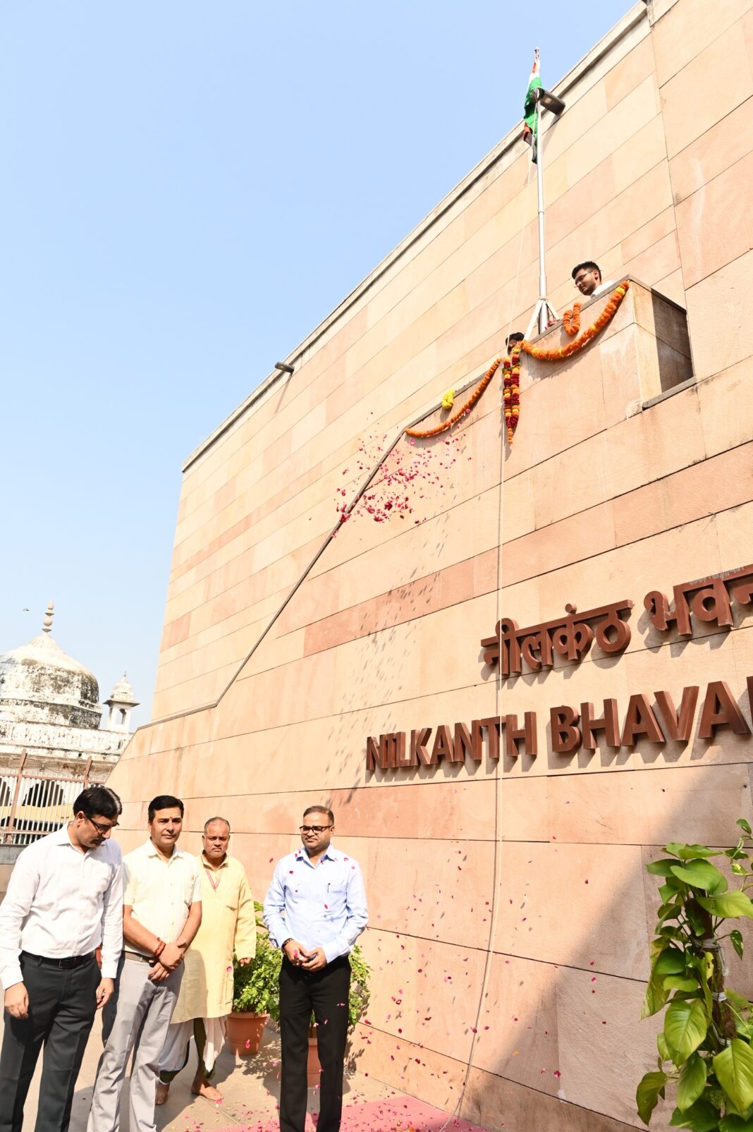 श्री काशी विश्वनाथ धाम में महात्मा गांधी की जयंती पर ध्वजारोहण श्री काशी विश्वनाथ धाम में महात्मा गांधी की जयंती पर ध्वजारोहण