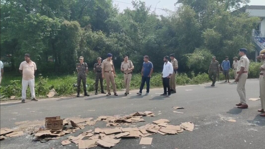 अररिया फोटो:हादसे के बाद मौके पर पहुंची पुलिस अररिया फोटो:हादसे के बाद मौके पर पहुंची पुलिस