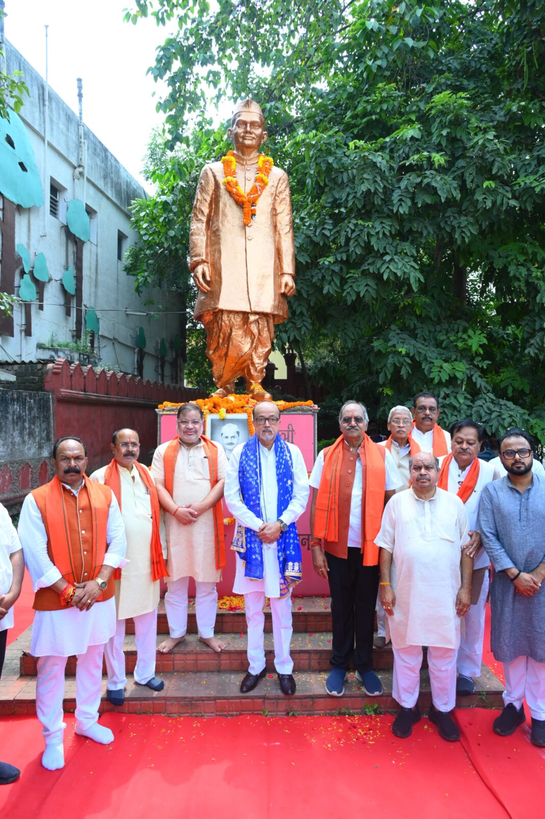 पदयात्रा के दौरान भारत रत्न पूर्व प्रधानमंत्री लाल बहादुर शास्त्री की प्रतिमा पर माल्यार्पण कर उन्हें नमन करते हुए राज्यपाल रमेन डेका पदयात्रा के दौरान भारत रत्न पूर्व प्रधानमंत्री लाल बहादुर शास्त्री की प्रतिमा पर माल्यार्पण कर उन्हें नमन करते हुए राज्यपाल रमेन डेका