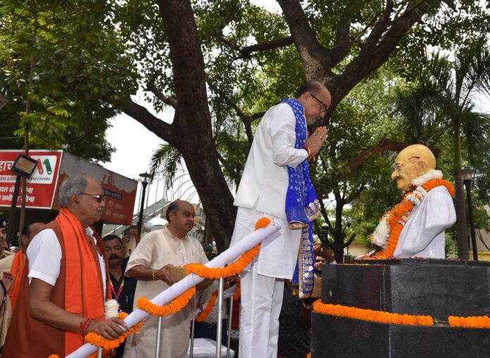 राज्यपाल डेका ने टाउन हॉल परिसर में राष्ट्रपिता महात्मा गांधी की प्रतिमा पर माल्यार्पण कर उन्हें श्रद्धा-सुमन अर्पित किए