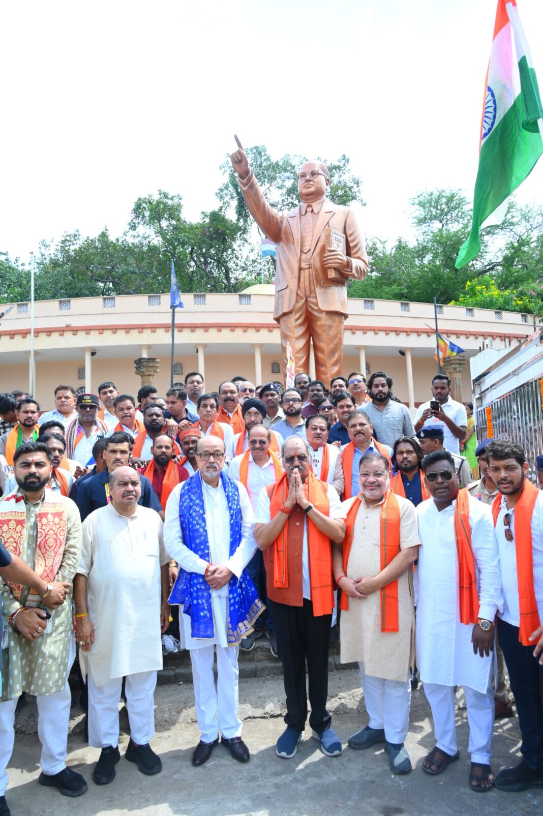 राज्यपाल डेका भारत रत्न डॉ. भीमराव अंबेडकर की प्रतिमा पर पुष्पांजलि अर्पित करते हुए राज्यपाल डेका भारत रत्न डॉ. भीमराव अंबेडकर की प्रतिमा पर पुष्पांजलि अर्पित करते हुए