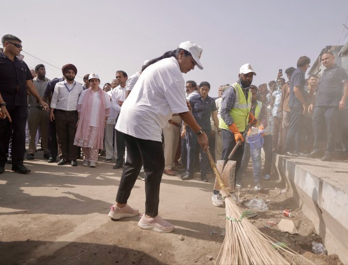 आजादपुर में शुक्रवार को स्वच्छता अभियान में श्रमदान करतीं मुख्यमंत्री रेखा गुप्ता आजादपुर में शुक्रवार को स्वच्छता अभियान में श्रमदान करतीं मुख्यमंत्री रेखा गुप्ता