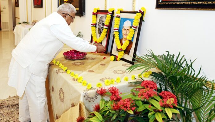 राज्यपाल मंगुभाई पटेल ने महात्मा गांधी और लालबहादुर शास्त्री को किया नमन राज्यपाल मंगुभाई पटेल ने महात्मा गांधी और लालबहादुर शास्त्री को किया नमन