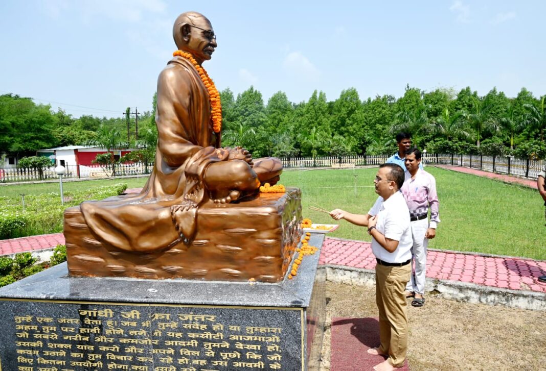 राष्ट्रपिता महात्मा गांधी की जयंती पर कलेक्टर श्री महोबे ने किया नमन राष्ट्रपिता महात्मा गांधी की जयंती पर कलेक्टर श्री महोबे ने किया नमन