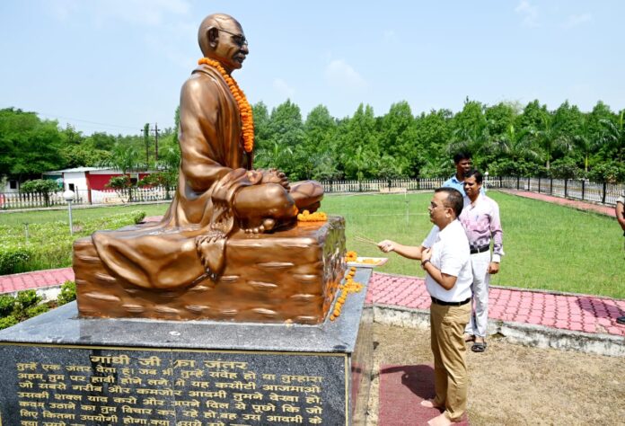 राष्ट्रपिता महात्मा गांधी की जयंती पर कलेक्टर श्री महोबे ने किया नमन राष्ट्रपिता महात्मा गांधी की जयंती पर कलेक्टर श्री महोबे ने किया नमन
