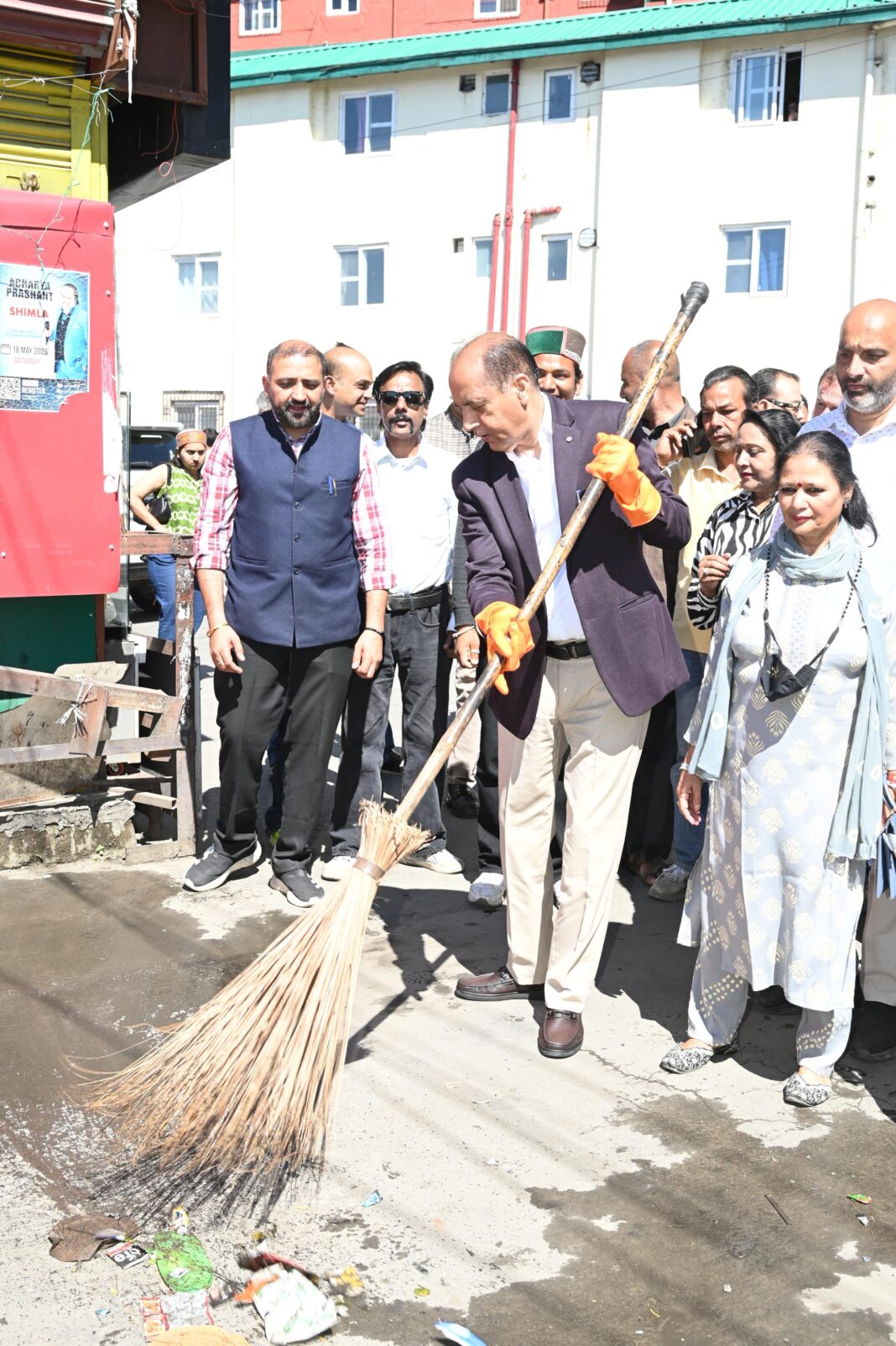 जयराम ठाकुर स्वच्छता अभियान में हिस्सा लेते हुए जयराम ठाकुर स्वच्छता अभियान में हिस्सा लेते हुए