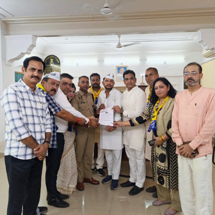 एस आई आर और कथित वोट चोरी के विरोध में आप का जोरदार प्रदर्शन एस आई आर और कथित वोट चोरी के विरोध में आप का जोरदार प्रदर्शन