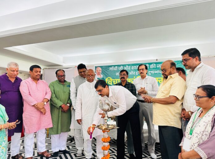 विचार क्रांति सम्मेलन का उद्घाटन करते विधायक सरयू और अन्य विचार क्रांति सम्मेलन का उद्घाटन करते विधायक सरयू और अन्य