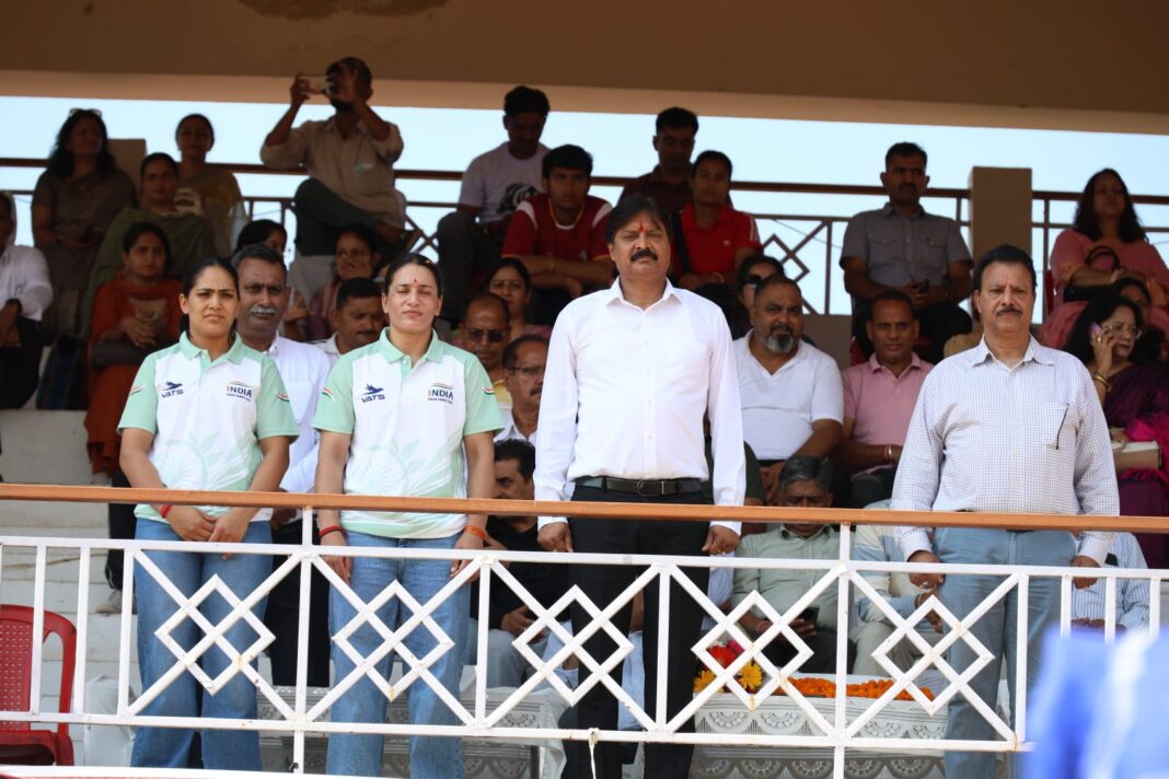 खिलाड़ियों के साथ मुख्यातिथि। खिलाड़ियों के साथ मुख्यातिथि।