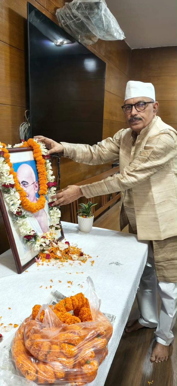 श्रद्धांजलि देते स्पीकर की तस्वीर श्रद्धांजलि देते स्पीकर की तस्वीर