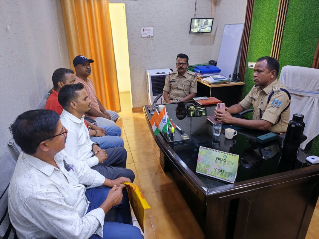 शिकायत सुनते हुए पुलिस अधिकारी शिकायत सुनते हुए पुलिस अधिकारी