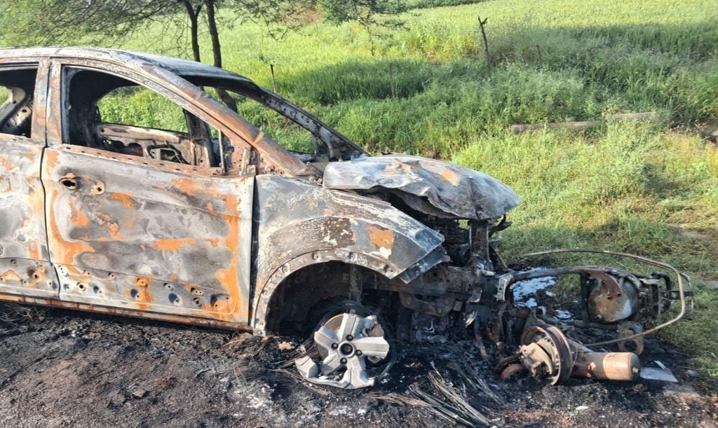हादसे के बाद सड़क पर जली कार के अवशेष और क्षतिग्रस्त स्कूटी हादसे के बाद सड़क पर जली कार के अवशेष और क्षतिग्रस्त स्कूटी