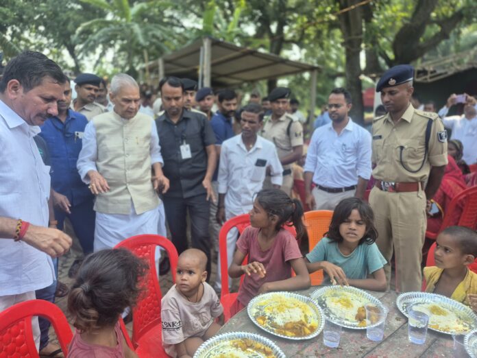 उप मुख्यमंत्री ने सारण तटबंध पर सामुदायिक किचेन एवं स्वास्थ्य कैंप का किया निरीक्षण
