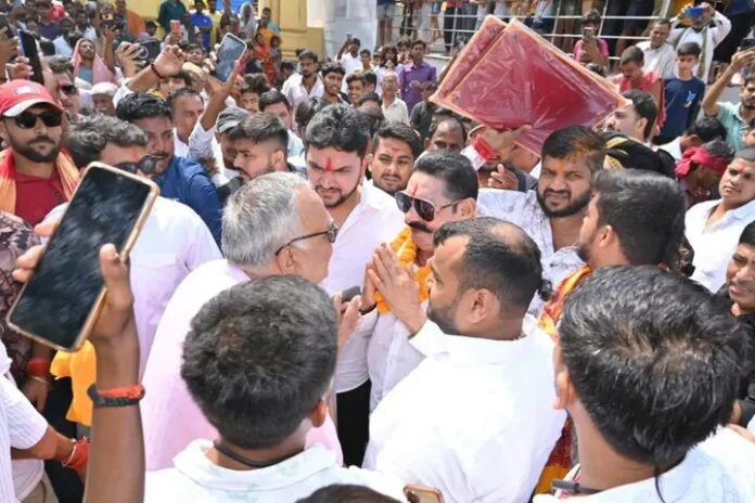 आशीर्वाद यात्रा में अनन्त सिंह आशीर्वाद यात्रा में अनन्त सिंह