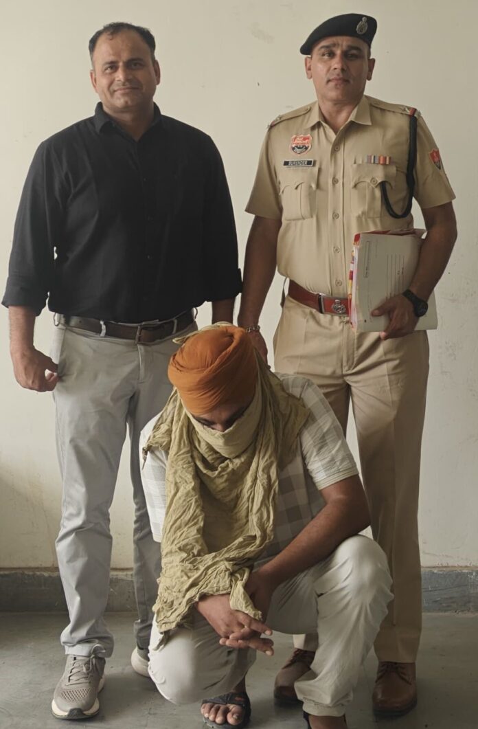 पुलिस की गिरफ्त में जर्मनी भेजने और वहां नौकरी लगवाने का झांसा देकर 13 लाख रुपये की धोखाधड़ी करने का आरोपी पुलिस की गिरफ्त में जर्मनी भेजने और वहां नौकरी लगवाने का झांसा देकर 13 लाख रुपये की धोखाधड़ी करने का आरोपी