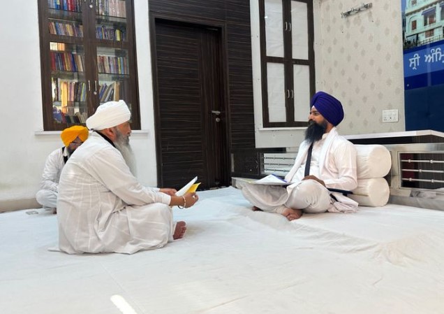 ਸ੍ਰੀ ਅਕਾਲ ਤਖ਼ਤ ਸਾਹਿਬ ਸਕੱਤਰੇਤ ਵਿਖੇ ਜਥੇਦਾਰ ਕੁਲਦੀਪ ਸਿੰਘ ਗੜਗੱਜ ਨੂੰ ਲਿਖਤੀ ਸਪਸ਼ਟੀਕਰਨ ਦਿੰਦੇ ਹੋਏ ਬਾਬਾ ਲੱਖਾ ਸਿੰਘ। ਸ੍ਰੀ ਅਕਾਲ ਤਖ਼ਤ ਸਾਹਿਬ ਸਕੱਤਰੇਤ ਵਿਖੇ ਜਥੇਦਾਰ ਕੁਲਦੀਪ ਸਿੰਘ ਗੜਗੱਜ ਨੂੰ ਲਿਖਤੀ ਸਪਸ਼ਟੀਕਰਨ ਦਿੰਦੇ ਹੋਏ ਬਾਬਾ ਲੱਖਾ ਸਿੰਘ।