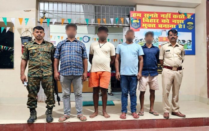 अररिया फोटो:गिरफ्तार आरोपी के साथ रानीगंज पुलिस अररिया फोटो:गिरफ्तार आरोपी के साथ रानीगंज पुलिस
