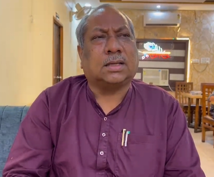 गोरखपुर में सपा नेता को थप्पड़ मारने के मामले में बयान देते निषाद पार्टी अध्यक्ष डॉ संजय निषाद गोरखपुर में सपा नेता को थप्पड़ मारने के मामले में बयान देते निषाद पार्टी अध्यक्ष डॉ संजय निषाद