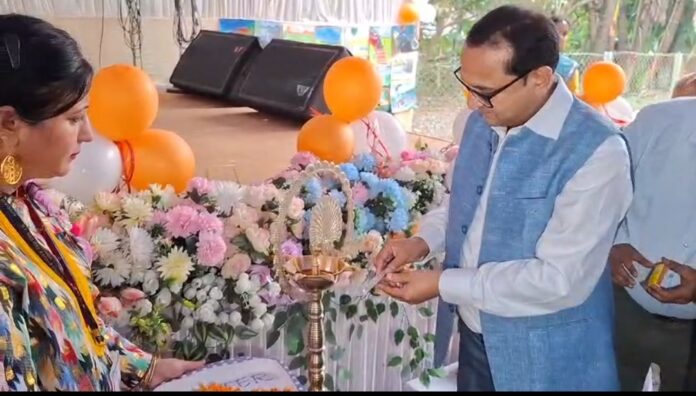 पूर्वोत्तर सीमांत रेलवे के महाप्रबंधक चेतन कुमार श्रीवास्तव कार्यक्रम का शुभारंभ करते हुए