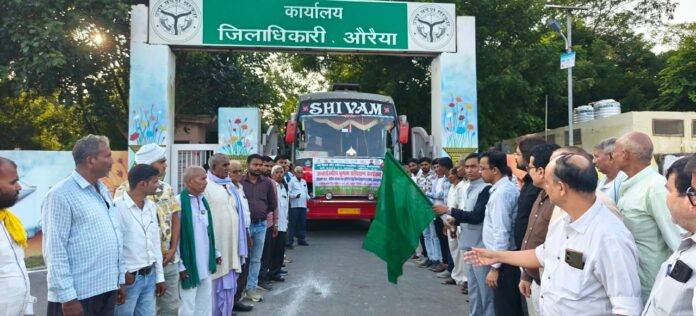 किसानों हरी झंडी दिखाकर रवाना करते हुए अधिकारी गढ़
