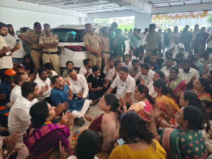 विरोध के दौरान भाजपा नेता।